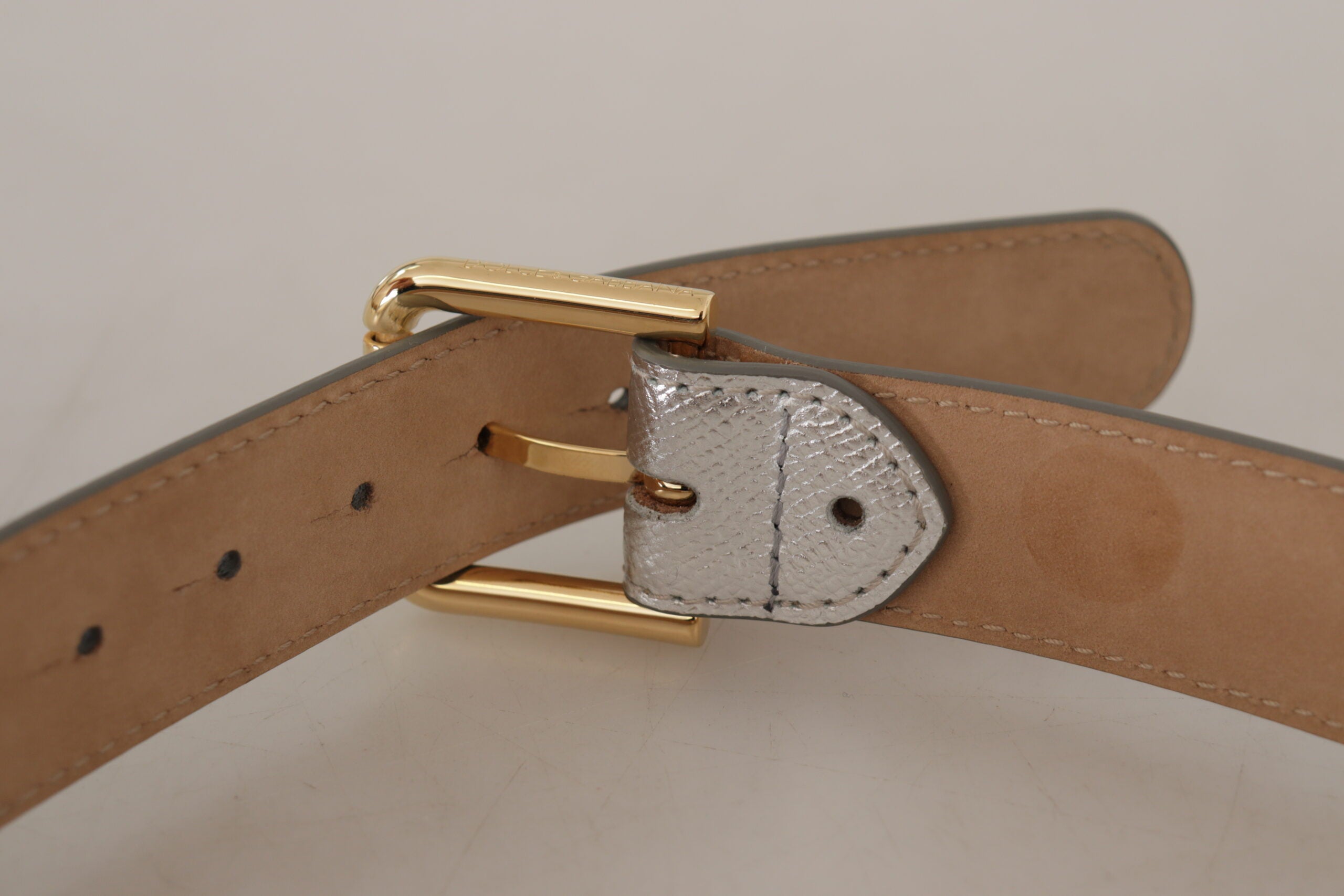 Eleganter silberner Ledergürtel mit gravierter Schnalle