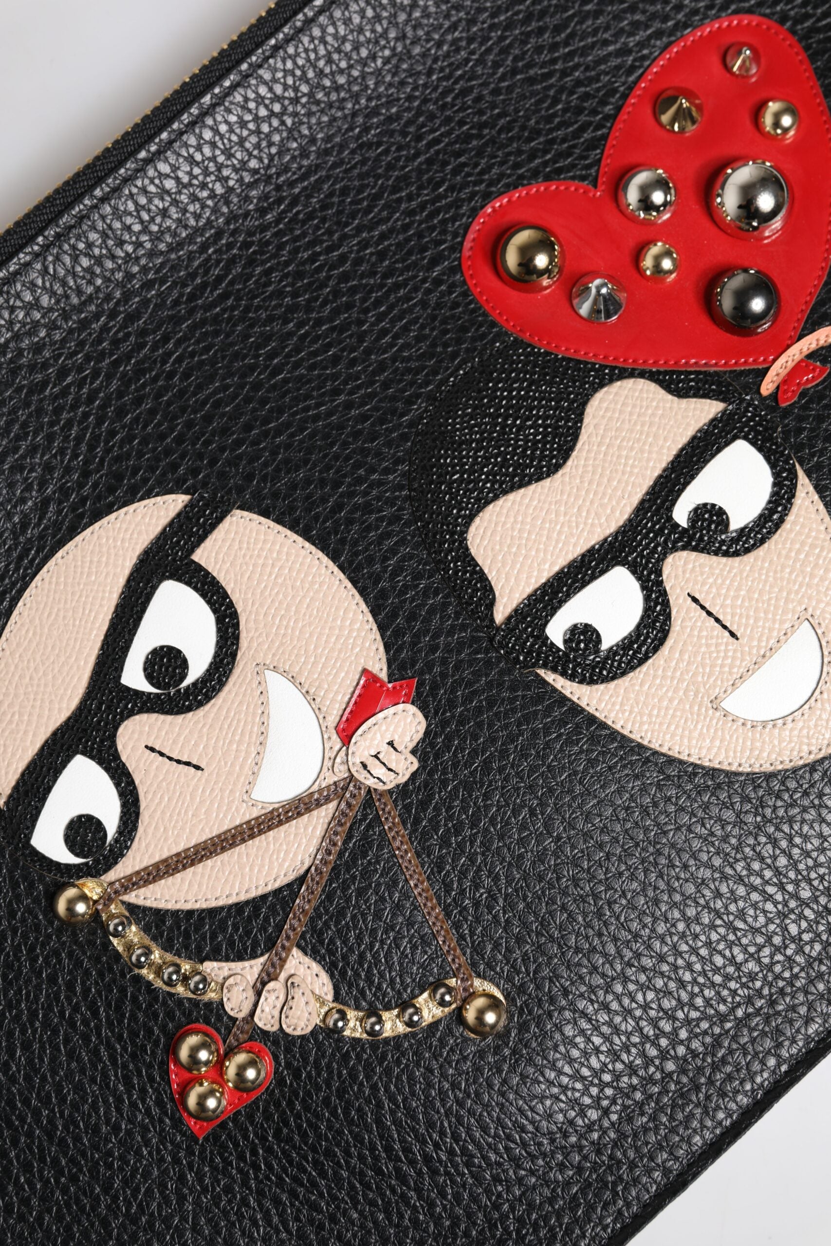 Schwarze #DGFamily verschönerte Leder Clutch Tasche