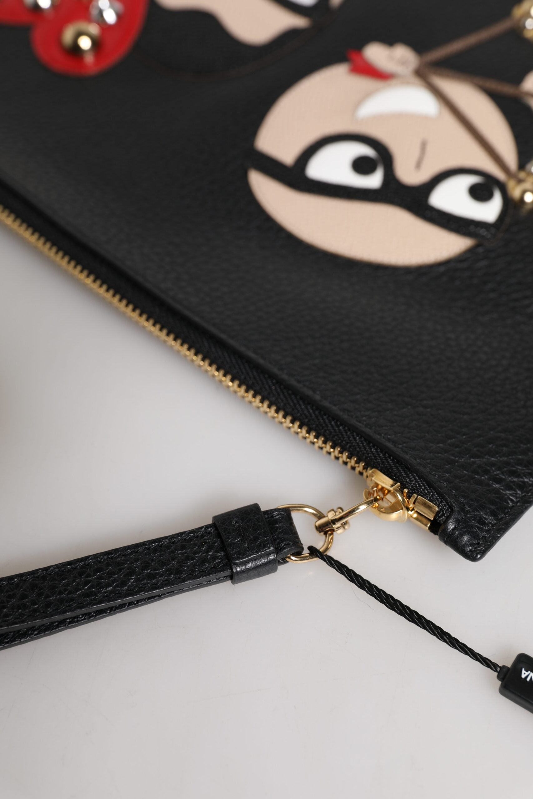 Schwarze #DGFamily verschönerte Leder Clutch Tasche